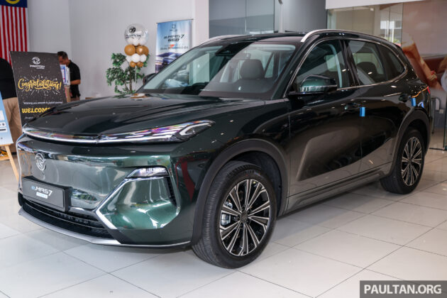 GALERI: Proton eMas 7 PHEV Premium Plus CKD di bilik pameran –  harga sama RM128,800, kini ada kerusi urut