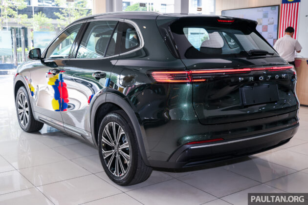 GALERI: Proton eMas 7 PHEV Premium Plus CKD di bilik pameran –  harga sama RM128,800, kini ada kerusi urut