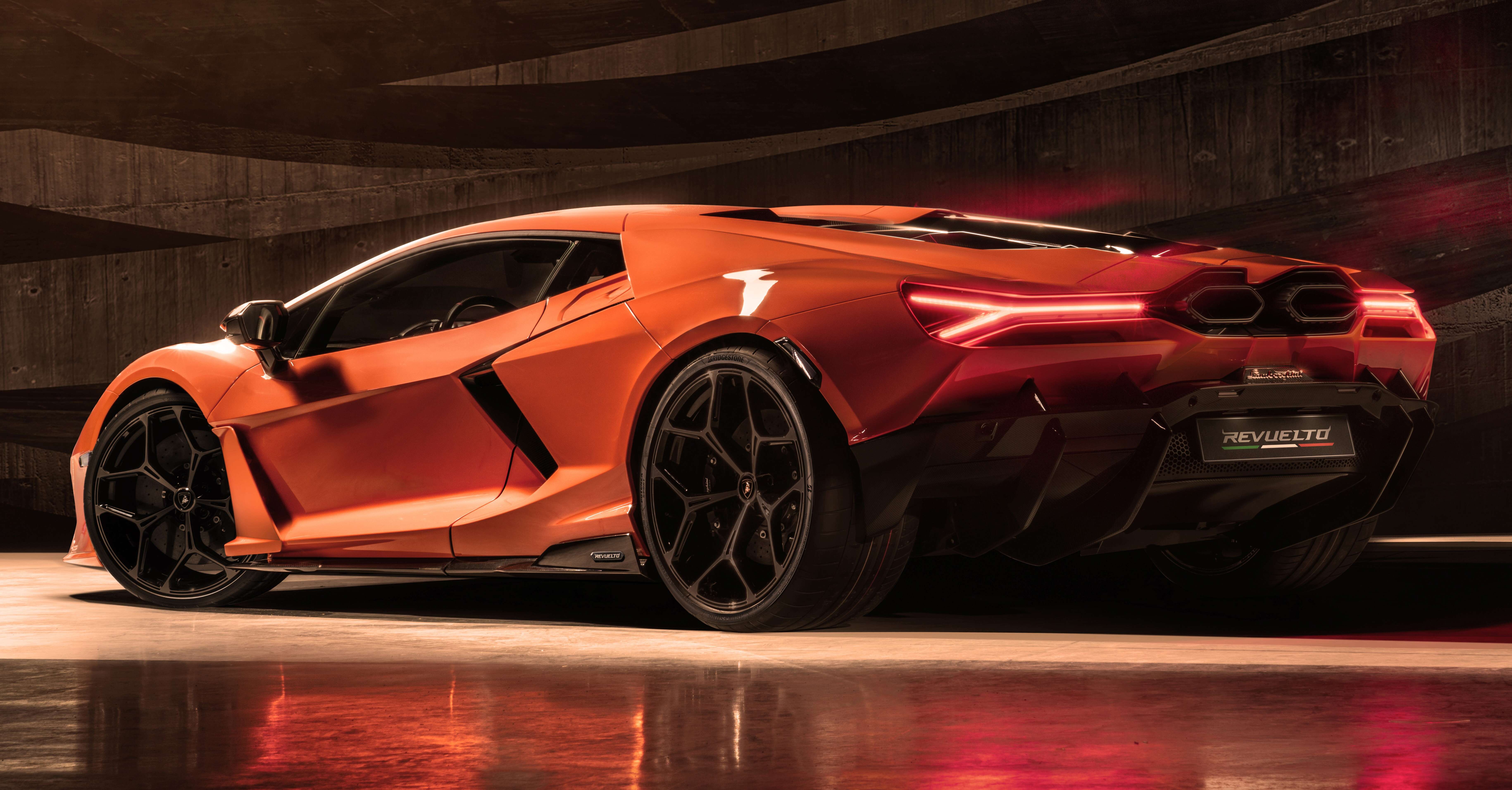 全新旗舰超跑，Lamborghini Revuelto 正式登场！搭V12+三电动马达新插混系统，最大输出达1,015匹马力