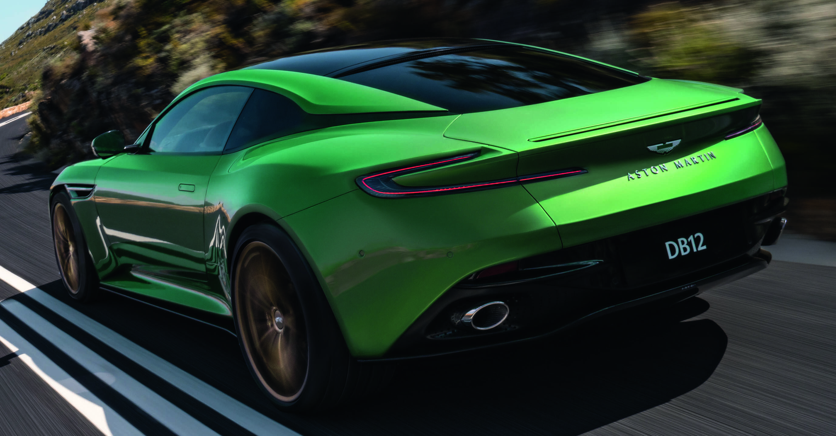 DB11 的继任者，全新 Aston Martin DB12 登场！搭载 4.0升V8双涡轮增压引擎，可榨出 680 PS/800 Nm 输出功率