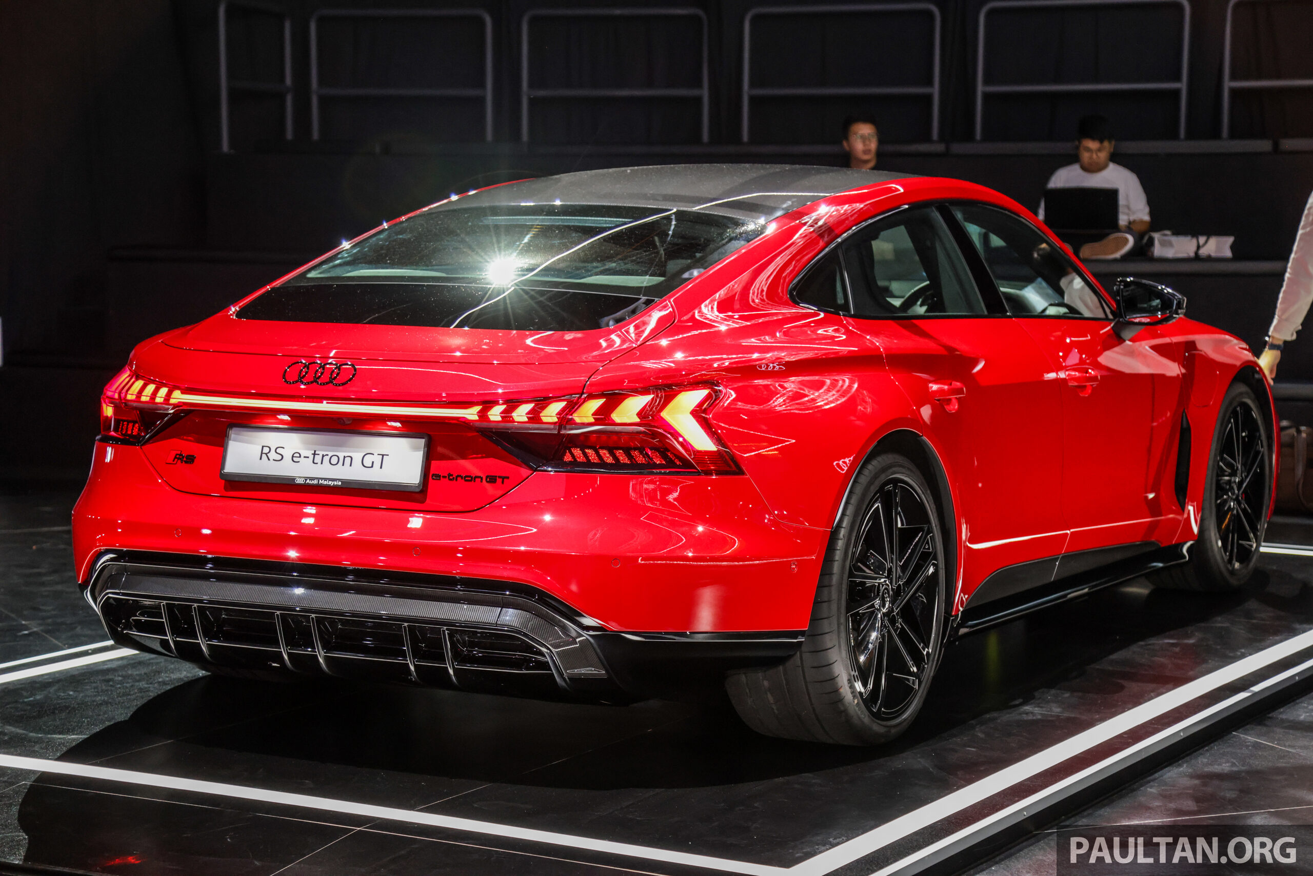 Audi e-tron GT 与 RS e-tron GT 纯电四门跑房上市, 最快3.3秒破百, 极速250km/h, 续航最长501公里, 价格58.8万起