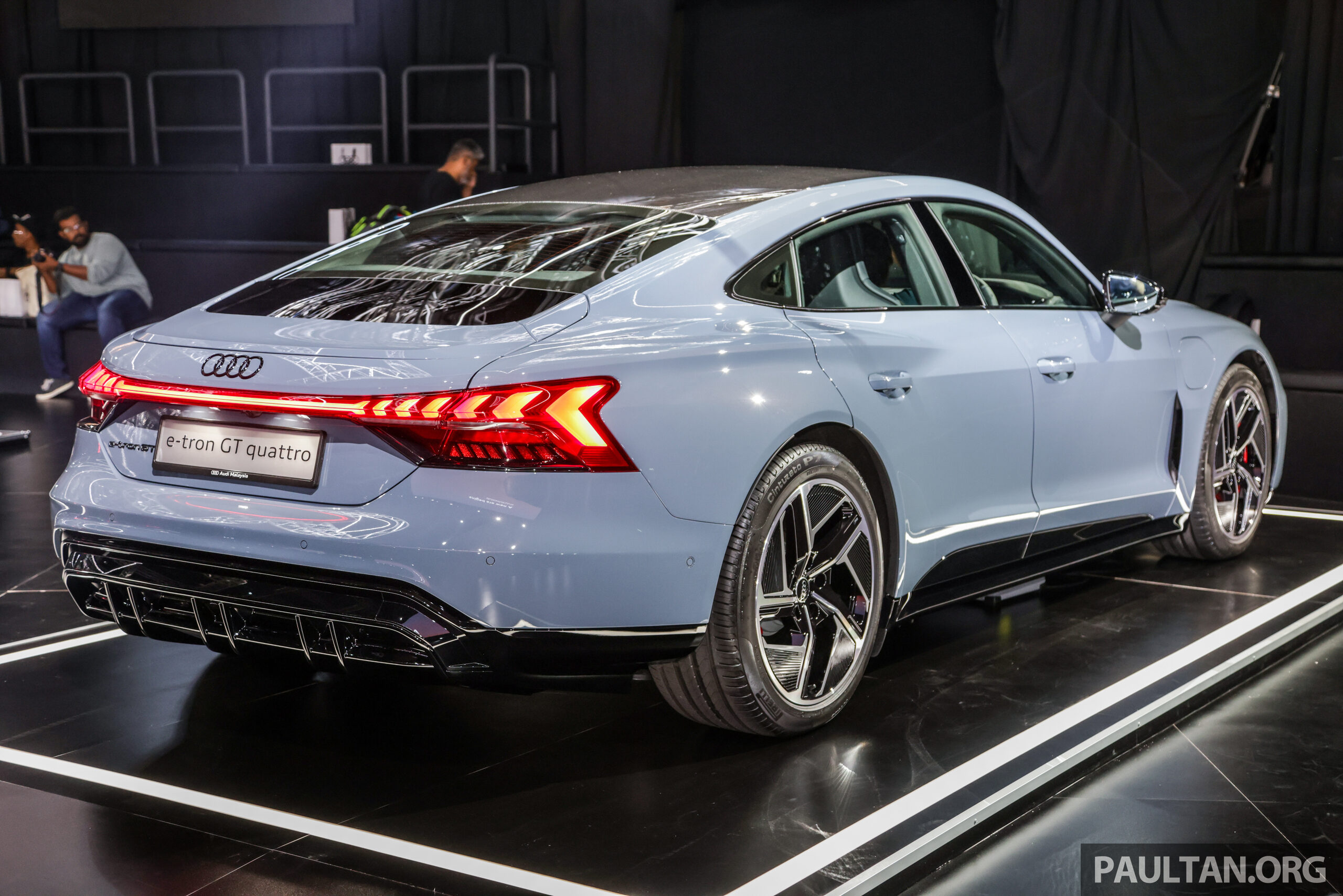 Audi e-tron GT 与 RS e-tron GT 纯电四门跑房上市, 最快3.3秒破百, 极速250km/h, 续航最长501公里, 价格58.8万起