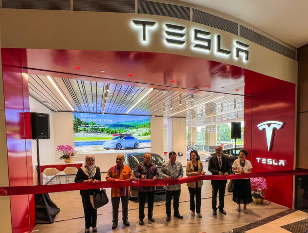 本地车主分享购买 Tesla Model 3 过程, 无代理商需直接与原厂对接, 网络订购与支付订金, 自行处理贷款与JPJ事宜