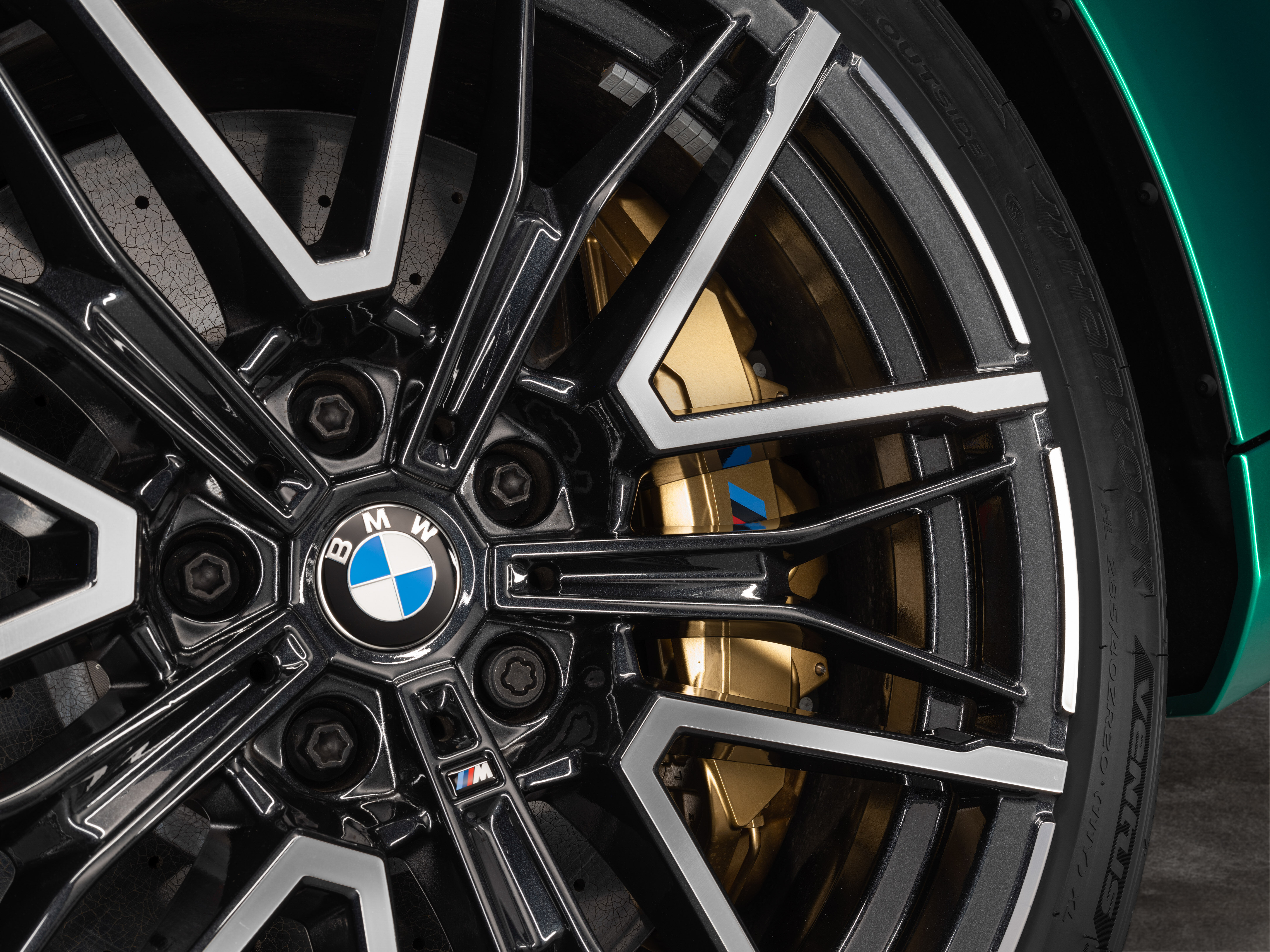 全新大改款 BMW M5 登场！改搭4.4L V8插混动力系列，纯电续航里程69km，可输出727 PS / 1,000 Nm，3.5秒破百