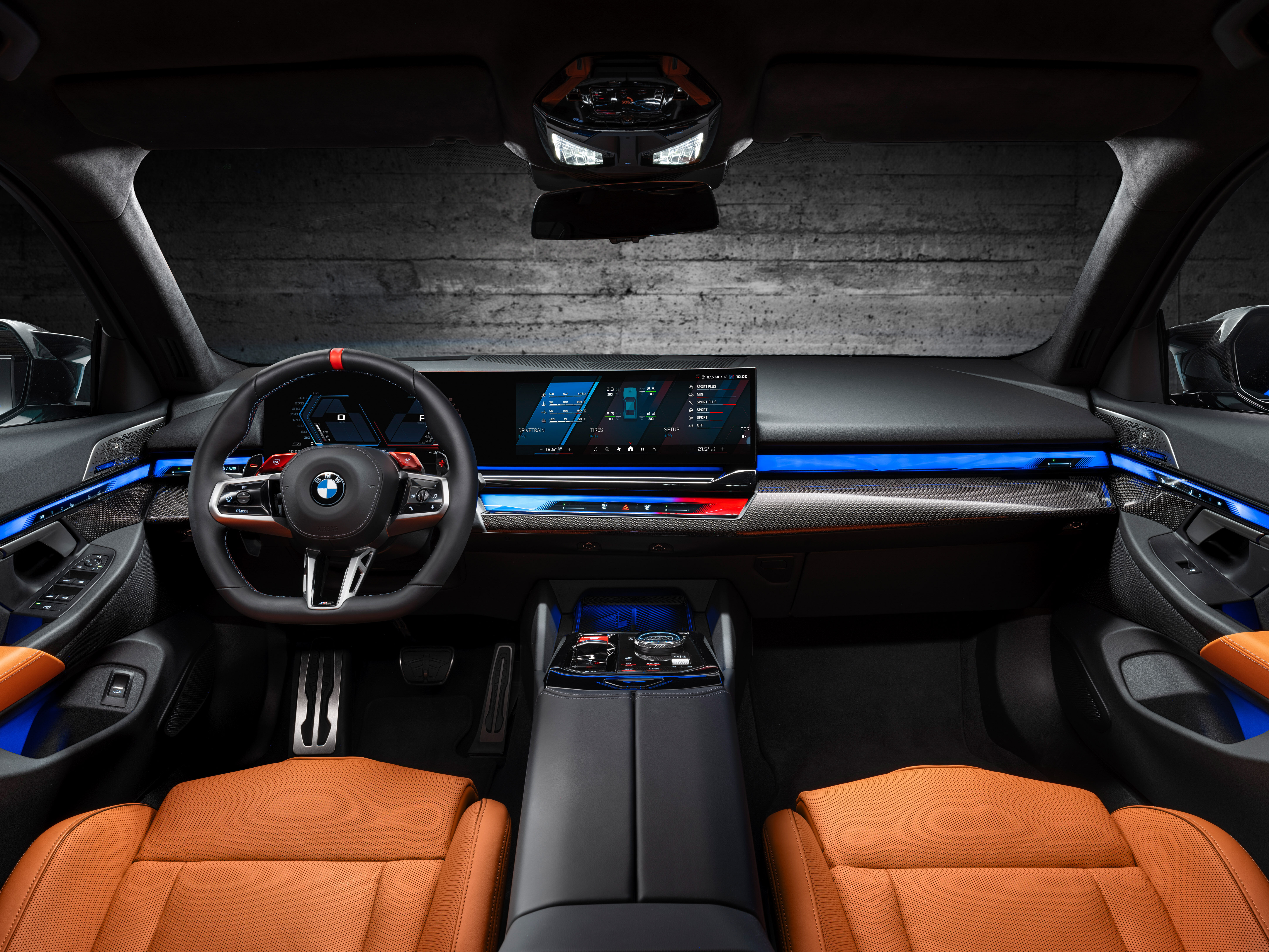 全新大改款 BMW M5 登场！改搭4.4L V8插混动力系列，纯电续航里程69km，可输出727 PS / 1,000 Nm，3.5秒破百