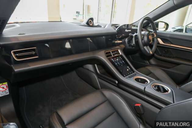 2024 Porsche Taycan 小改款陈列室实拍: 共八个车型与等级可选, 最大马力1,034匹, 最快2.2秒破百, 售价从57.5万起