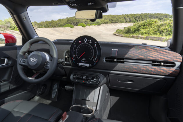 2025 MINI John Cooper Works 大改款首发, 沿用原有底盘与引擎, 改搭双离合器变速箱, 动力小幅提升, 保留敞篷版