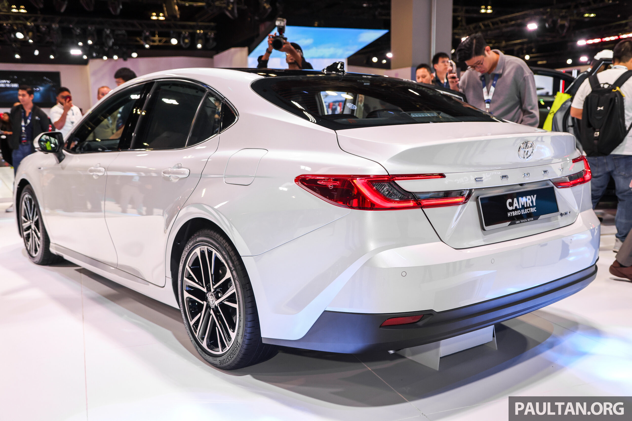 全新第九代 Toyota Camry XV80 正式于本地上市！只提供2.5L混动版，最大续航里程达1,250公里，售价RM248,800
