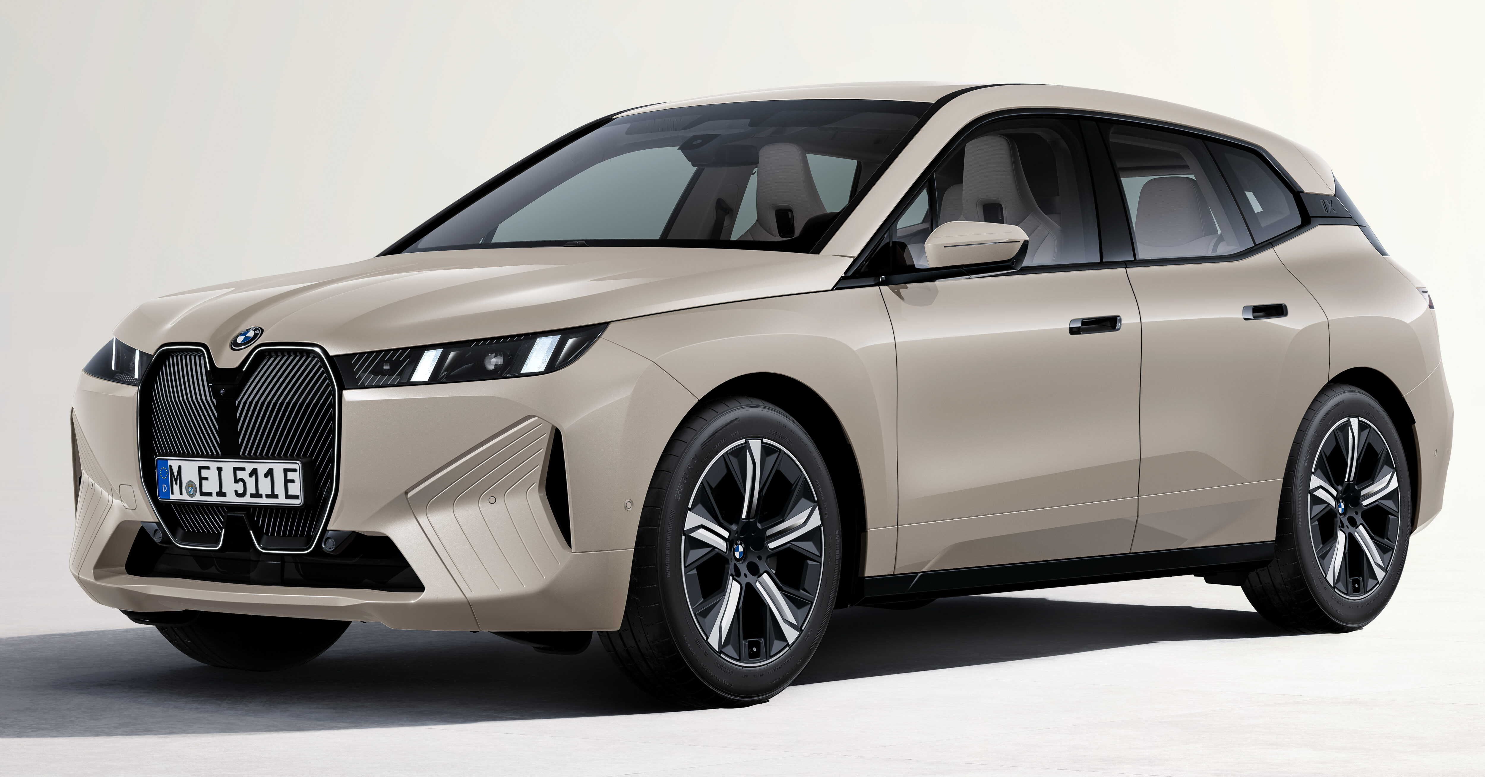 2025 BMW iX 小改款登场!三种版本齐发,动力更强、续航更长!最大输出功率达659 PS,701公里WLTP续航里程