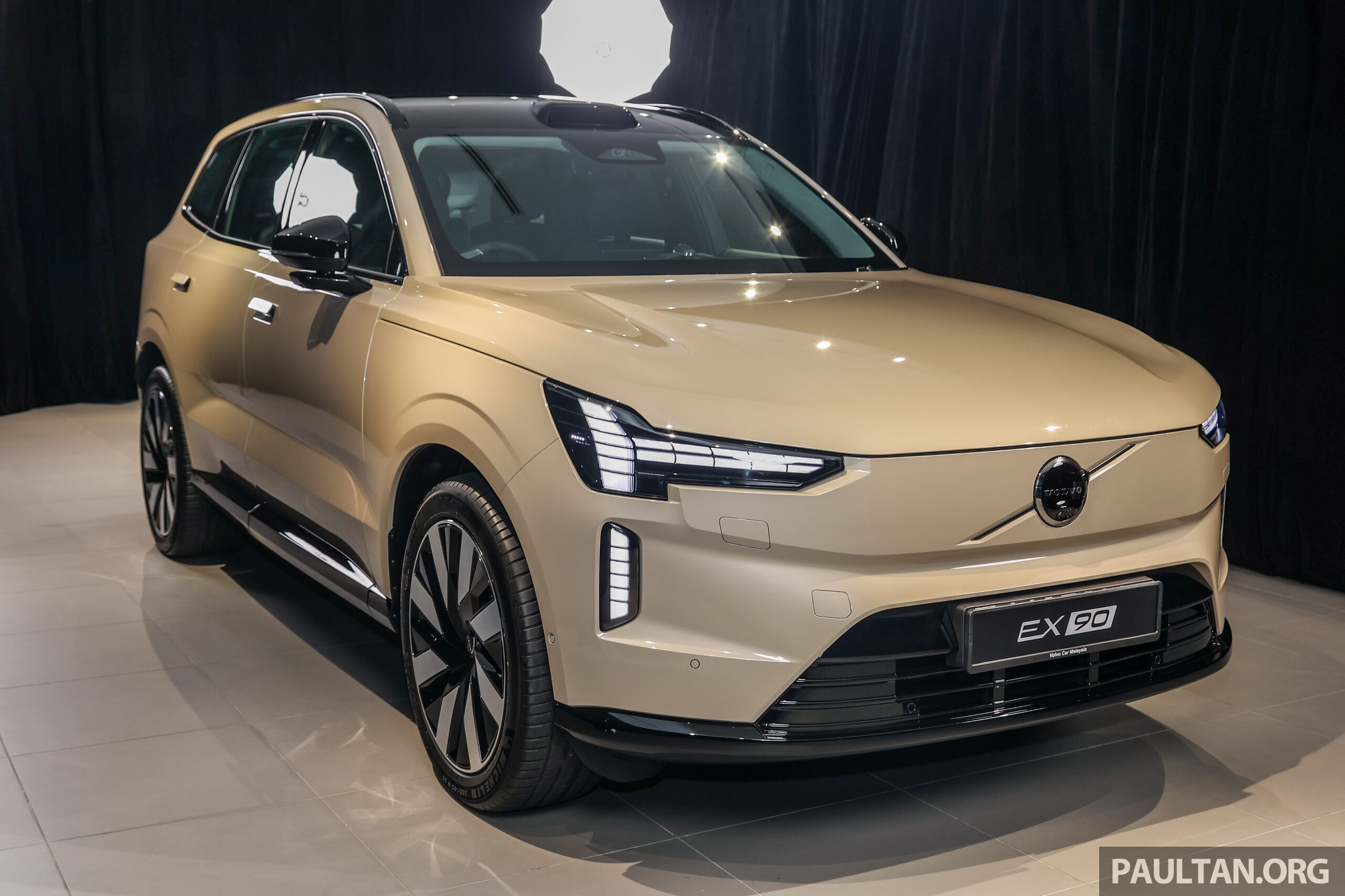 2025 Volvo EX90 和 XC90 小改款本地开放预订！纯电和插混七座SUV，续航里程达590公里；预估售价从RM450k起