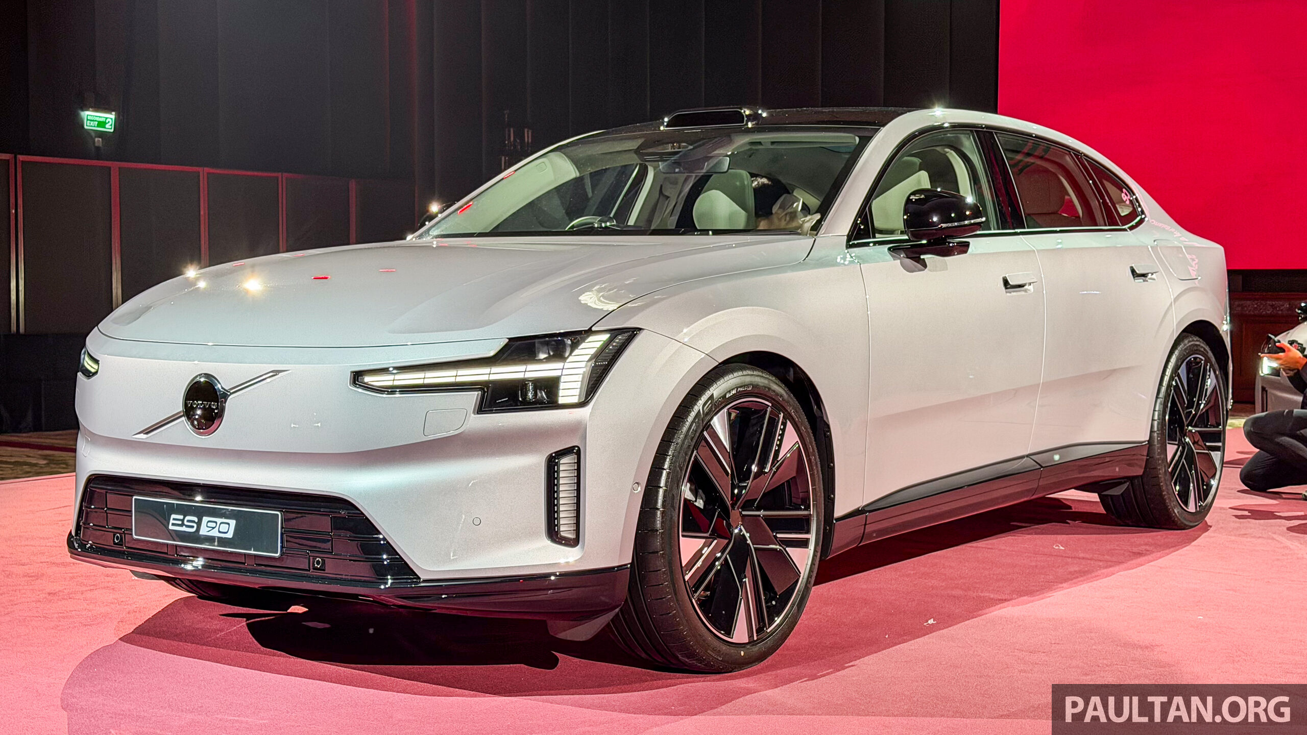发布在即！全新 Volvo ES90 身披迷彩在本地上路被“捕获”