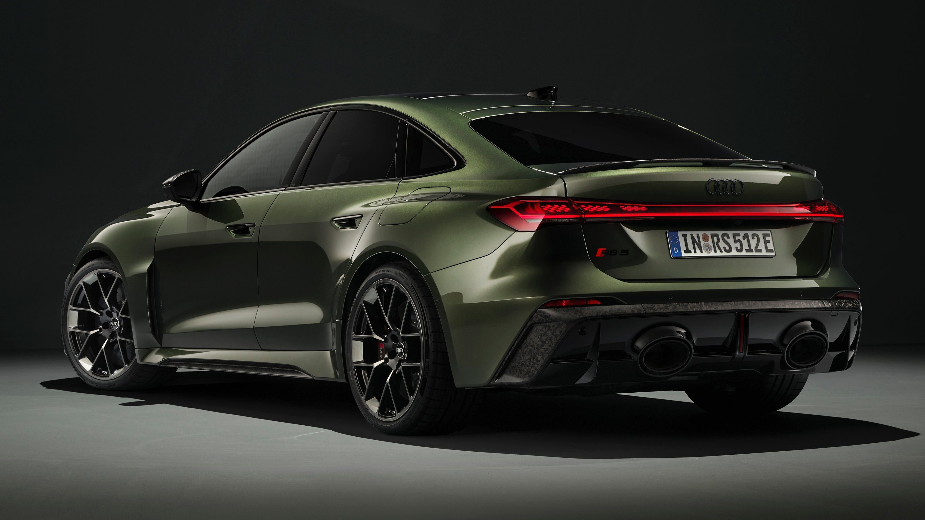 全新 2026 Audi RS 5 官图发布!Sedan 和 Avant 两种车身形式,搭载2.9升V6插混系统,最大输出639 hp/825 Nm
