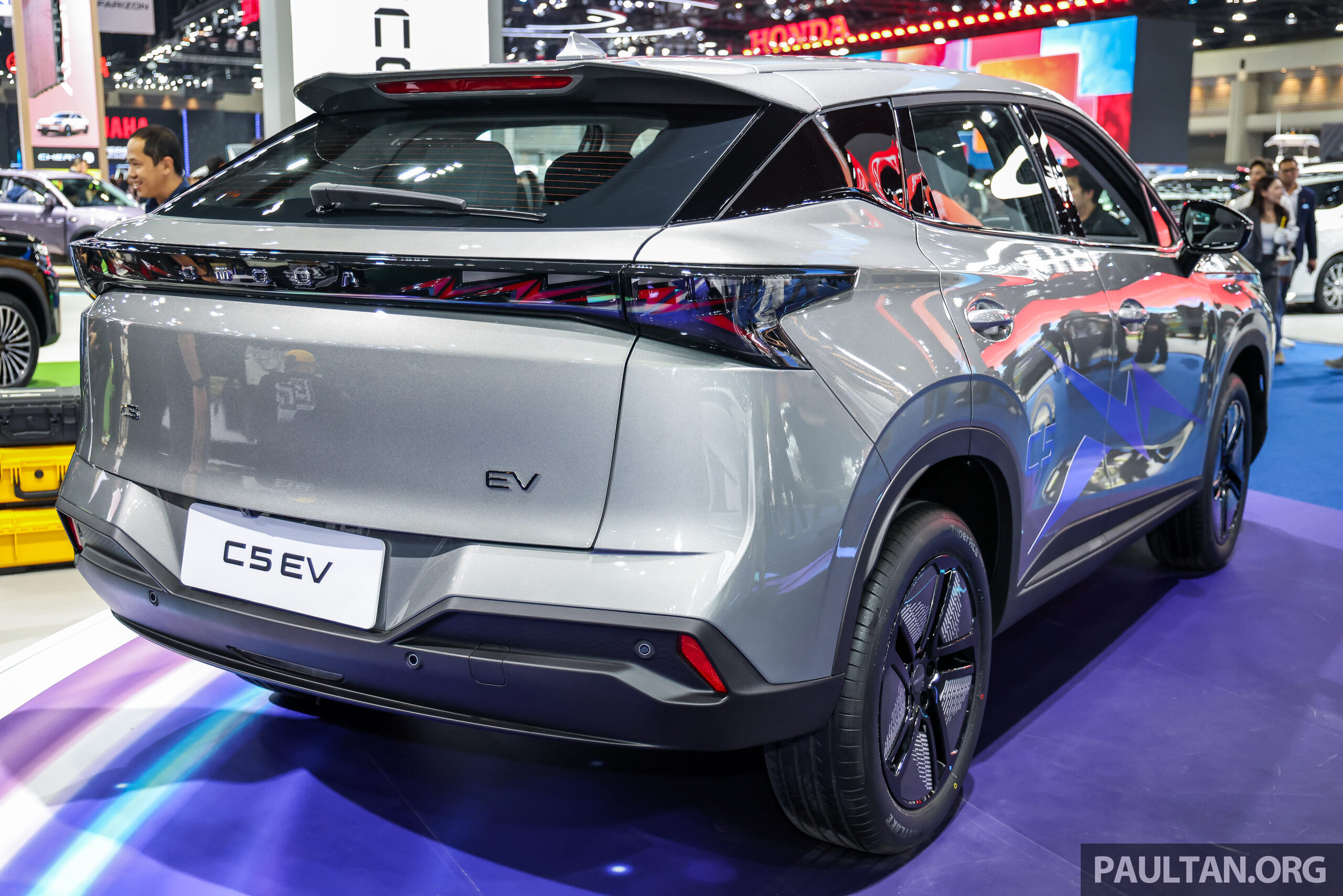 Chery O5 二次小改款曼谷车展登场！前脸造型更锐利、贯穿尾灯加入闪电元素、内饰再升级，今年有望登陆马来西亚