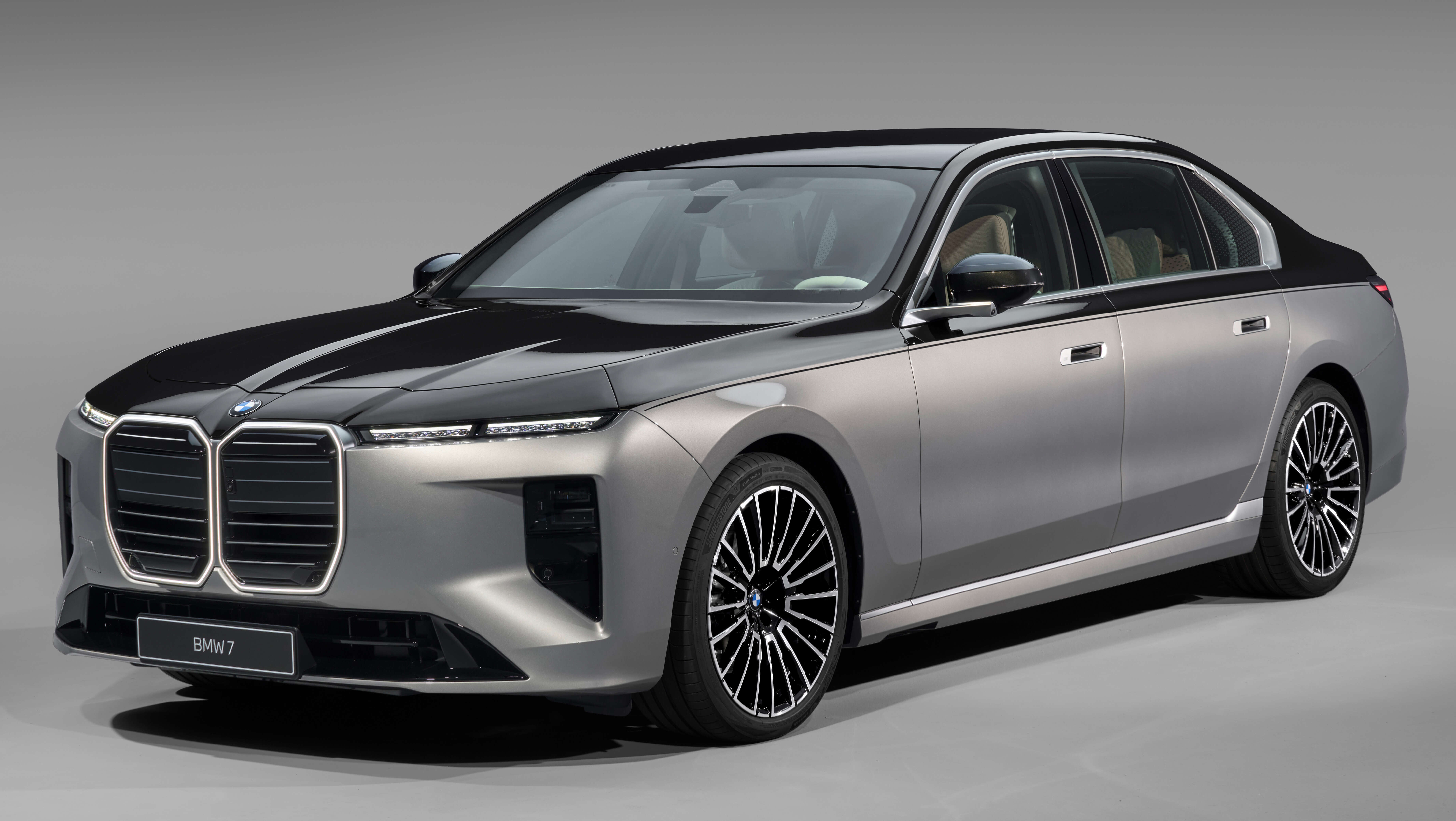 2026 BMW 7 Series 小改款登场！导入 Panoramic iDrive 系统，i7 纯电版续航提升至708公里，支持250kW DC快充