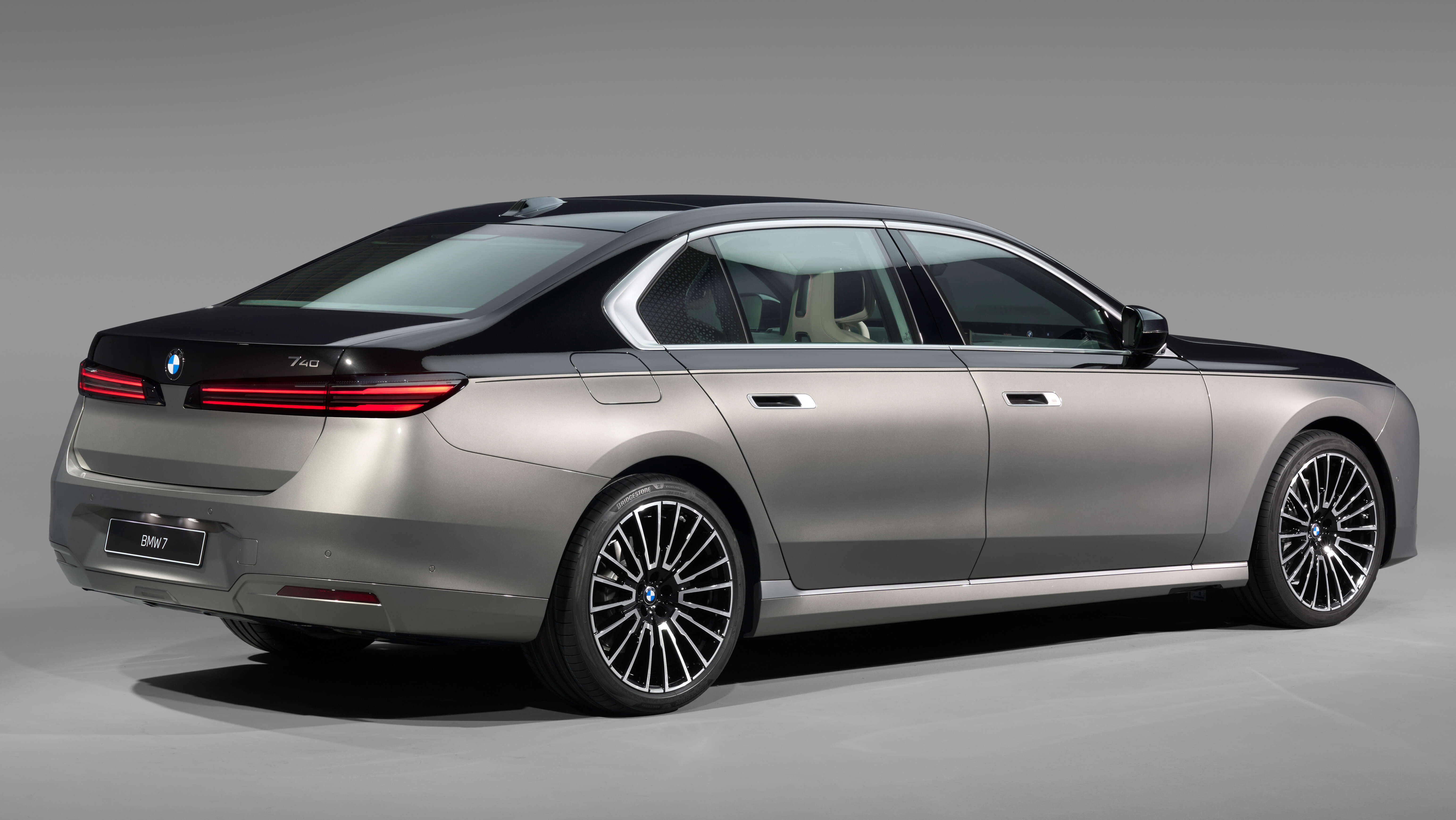 2026 BMW 7 Series 小改款登场！导入 Panoramic iDrive 系统，i7 纯电版续航提升至708公里，支持250kW DC快充