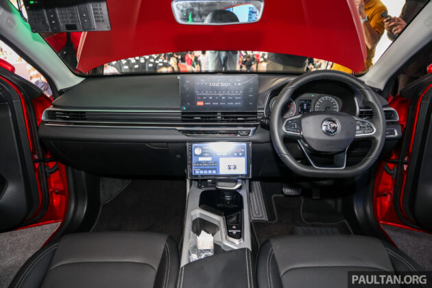 Teksi Madani 计划正式推介, 以新的红色 Proton S70 作为德士或电召车, 外观与市售S70几乎无异, 专属GET系列车牌