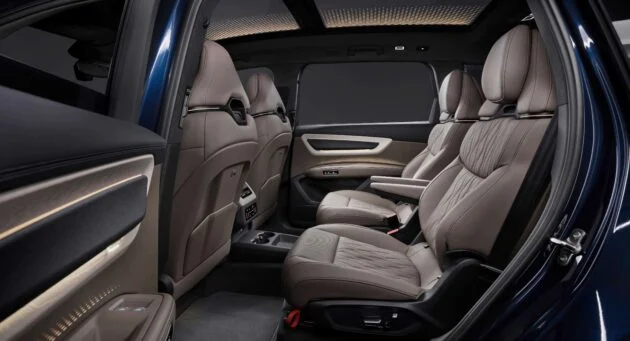 Audi Q9 全球首发, 品牌旗舰SUV, 间接取代 Audi A8 停产后留下的旗舰位置, BMW X7 与 Mercedes-Benz GLS 同级对手
