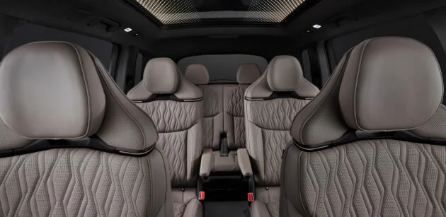 Audi Q9 全球首发, 品牌旗舰SUV, 间接取代 Audi A8 停产后留下的旗舰位置, BMW X7 与 Mercedes-Benz GLS 同级对手
