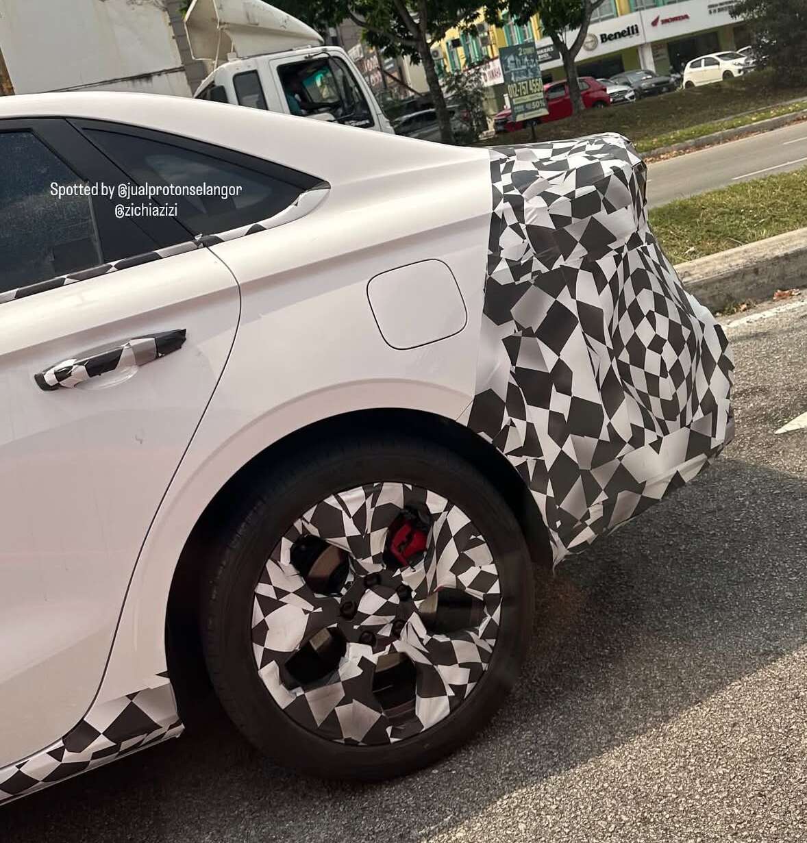 2027 Proton S70 小改款再次曝光!车尾采用与 X50 相似的四出排气筒,Proton 自行主导设计?或新增自然进气引擎版本