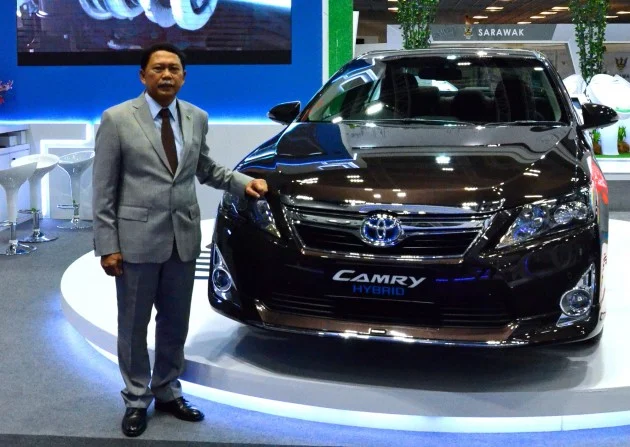 Toyota_Camry_Hybrid_IGEM2013_1-nap-2014
