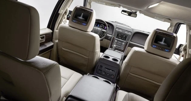 2015_Lincoln_Navigator_24