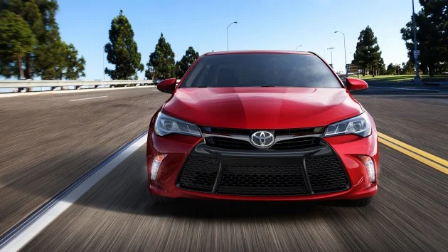 2015_Toyota_Camry_XSE_01
