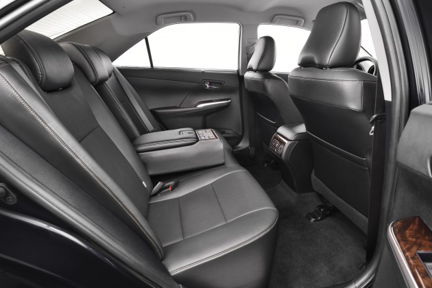 2014_CAMRY_INT_15