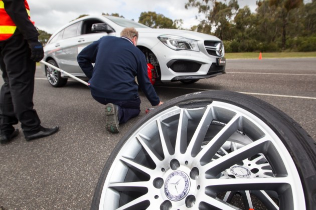The fake wheel broke every time in the pothole test at 50km/h.