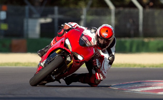 111814-2015-ducati-1299-panigale-s-action