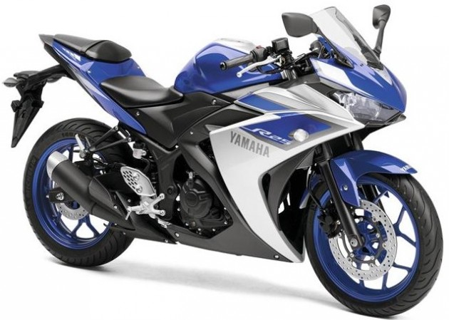 2015-Yamaha-YZF-R250-EU-Race-Blu-Studio-001