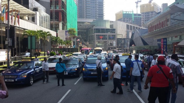 Taxi-drivers-protest-jalan-bukit-bintang-4_BM