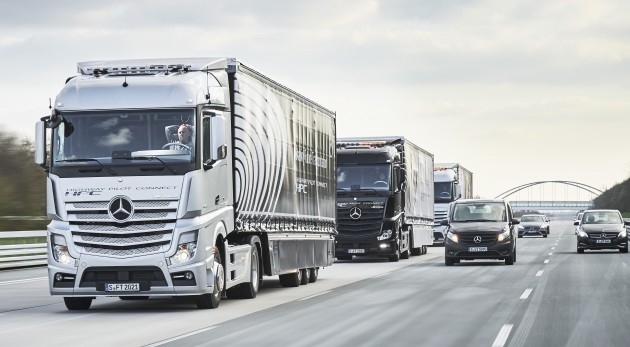 Mercedes-Benz Actros Lkw nutzen das System Highway Pilot Connect zur vernetzten Fahrt im Verbund (Truck Platoon)