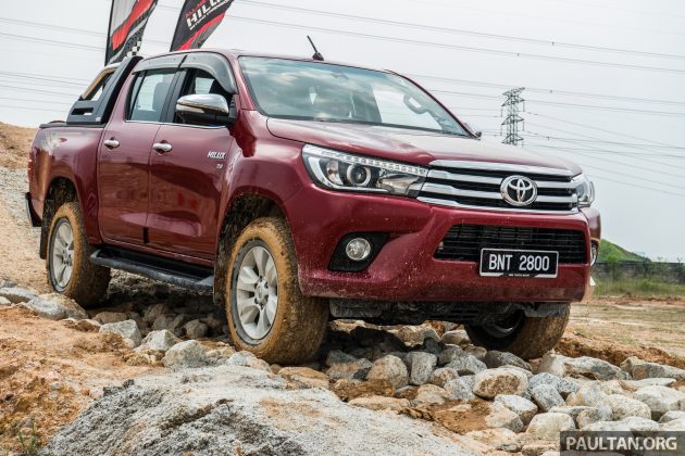 2016-Toyota-Hilux-56