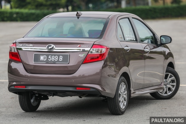 Perodua Bezza menerima anugerah Kereta Tahunan Malaysia 2017 daripada Frost & Sullivan