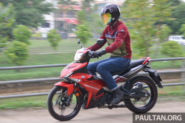 2016-yamaha-y15zr-action-6