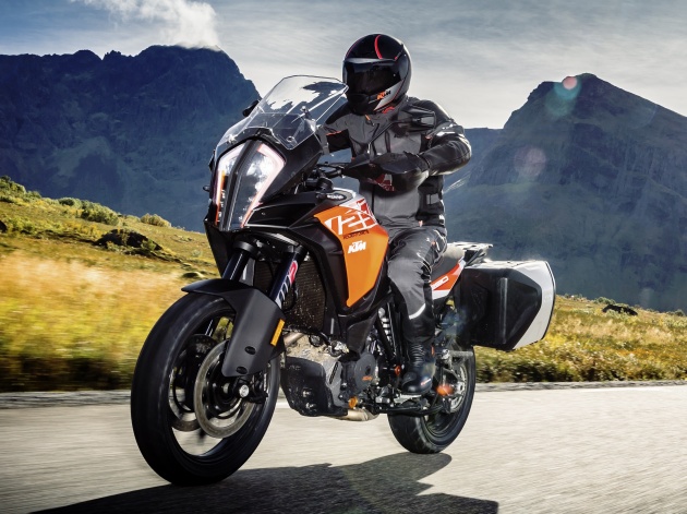 ktm-1290-super-adventure-s_action
