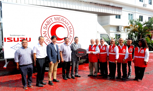 Isuzu sumbang trak bagi kerja amal kepada PBSM