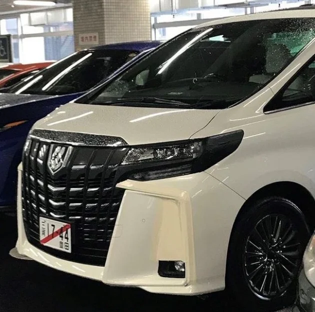 Toyota Alphard facelift spotted with new front fascia