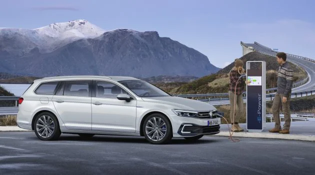 B8 Volkswagen Passat facelift revealed – new MIB3 infotainment and IQ.Drive assistance systems