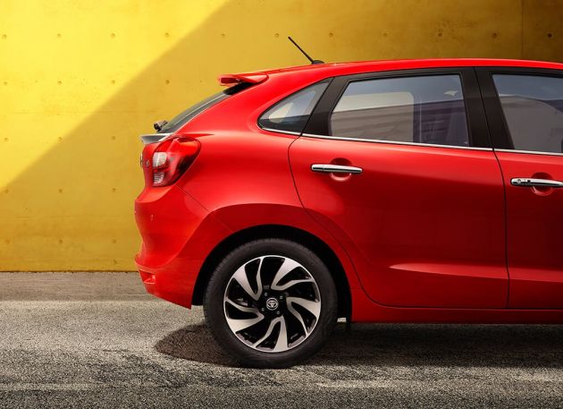 Toyota Glanza ‘hidup semula’ di India – teaser disiarkan, hatchback rebadge dari Suzuki Baleno