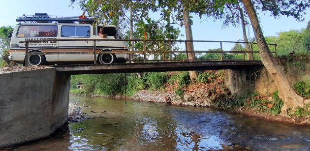 Nissan Urvan 1982 campervan – kembara keluarga, angkut 500 kg beras lalu Titiwangsa; semua bisa diatur