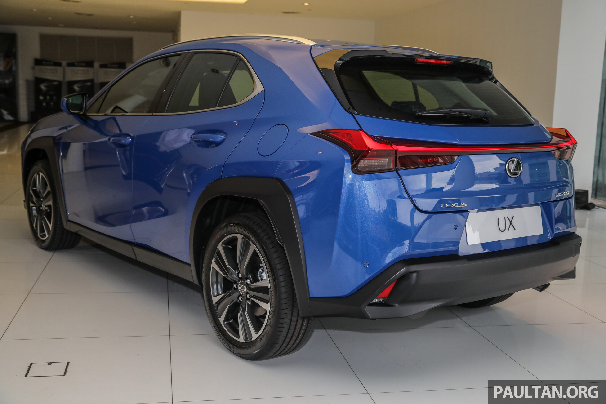 Lexus UX 200 kini rasmi di M’sia – RM244k-RM300k