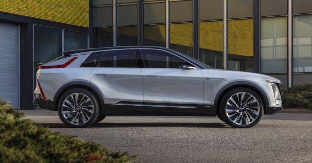 Cadillac Lyriq EV crossover – 480 km battery range, single and dual motor layouts; 33-inch LED display