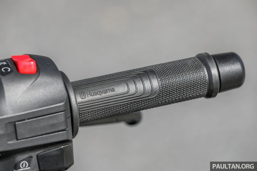REVIEW: 2021 Husqvarna Vitpilen 401 – off-road hooliganism now comes with on-road manners 1289401