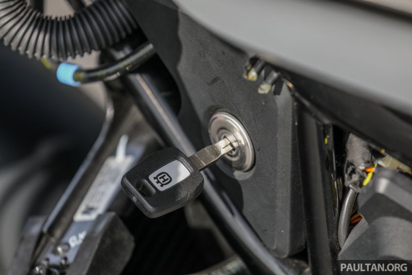 REVIEW: 2021 Husqvarna Vitpilen 401 – off-road hooliganism now comes with on-road manners 1289411