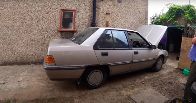 VIDEO: Mat Saleh jumpa Proton Iswara 1994 dalam bangsal di UK – hanya 17,259 km, hampir seperti baru