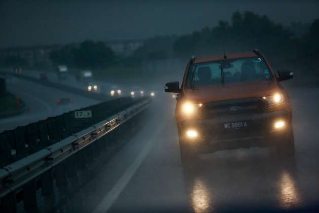 Don’t use hazard lights when driving in the rain – JKJR