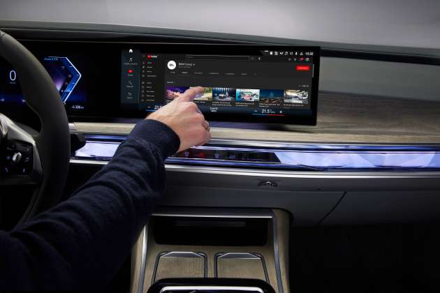 2023 BMW 7 Series: G70 gets Swarovski lights, crystal interior, 31in 8K TV, auto doors with touchscreens!