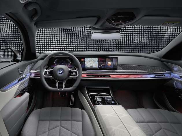 BMW 7 Series G70 2023 diperkenal – konsep rekaan baru, lampu Swarovski, TV 8K 31 inci di belakang