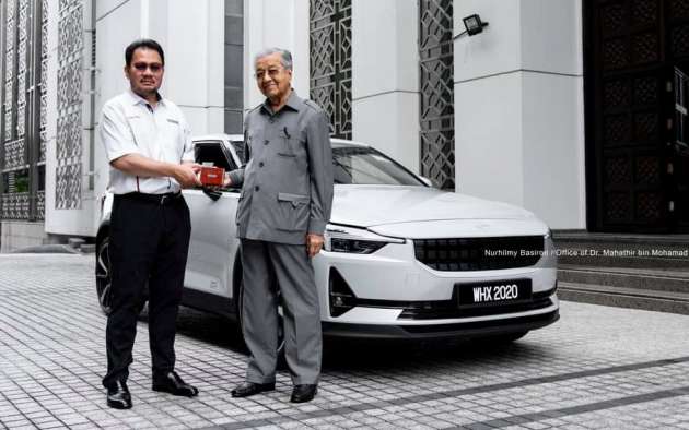 Tun Mahathir explores a Polestar 2 brought to him by DRB-Hicom – hopes Proton will produce its own EV